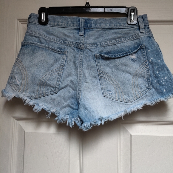 Hollister Light Wash Distressed Denim Shorts Size 5 Bleach Wash Cutoffs - Picture 2 of 5